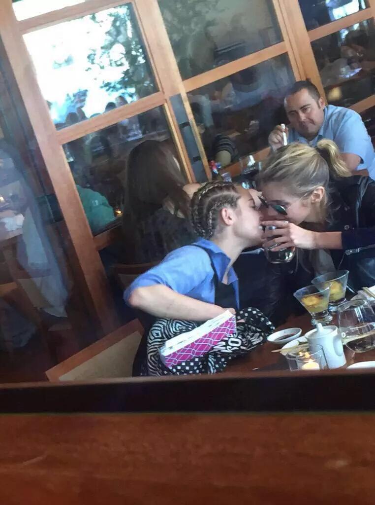 ExtraMileyCyrus's tweet image. Miley with Stella at a restaurant yesterday!