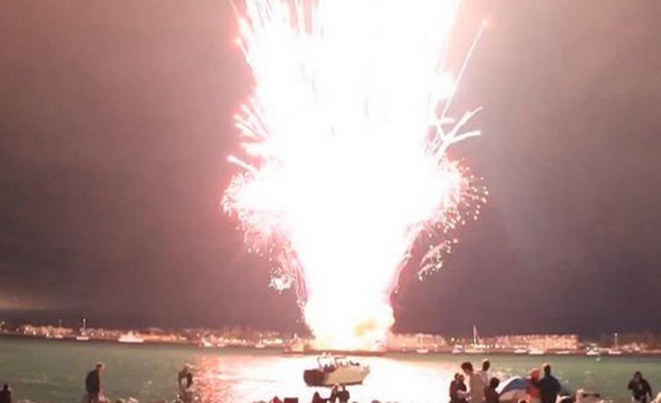 i_Reviewit's tweet image. 17 Minutes Worth Of Fireworks Goes Off In Under One Minute ireviewit.net/17-minutes-wor… #fail #fireworkfail #fireworkshow