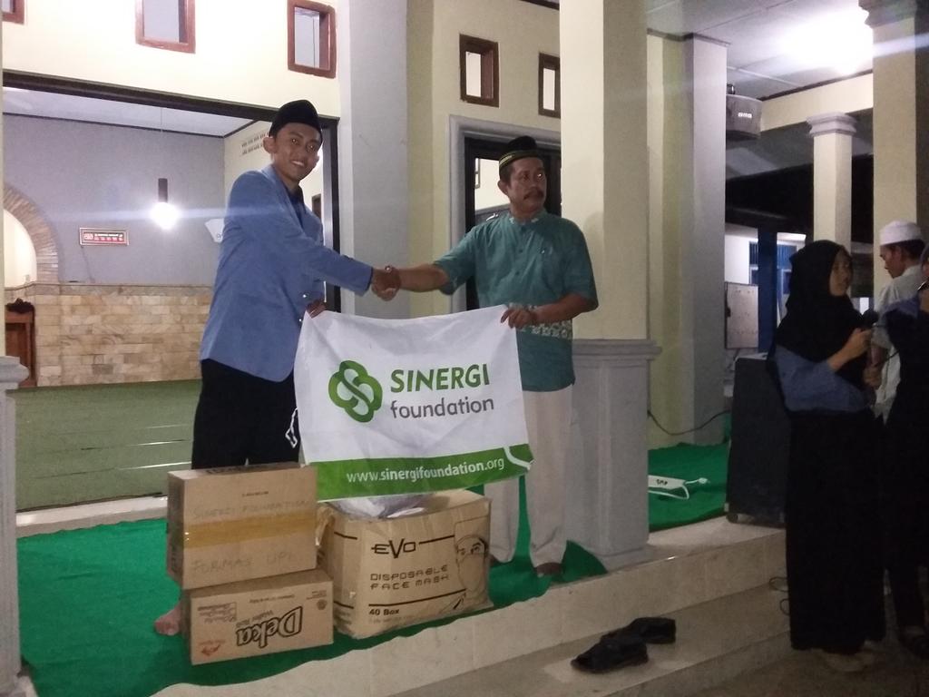 Penyerahan plakat&amp; sembako. Semoga bermanfaat😄