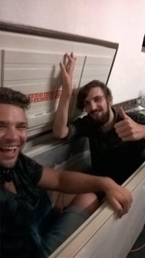 Thetruenash's tweet photo. Io e il @DSantellani into the fridge perché we are figlidellammerda http://t.co/avkgwNNFAE