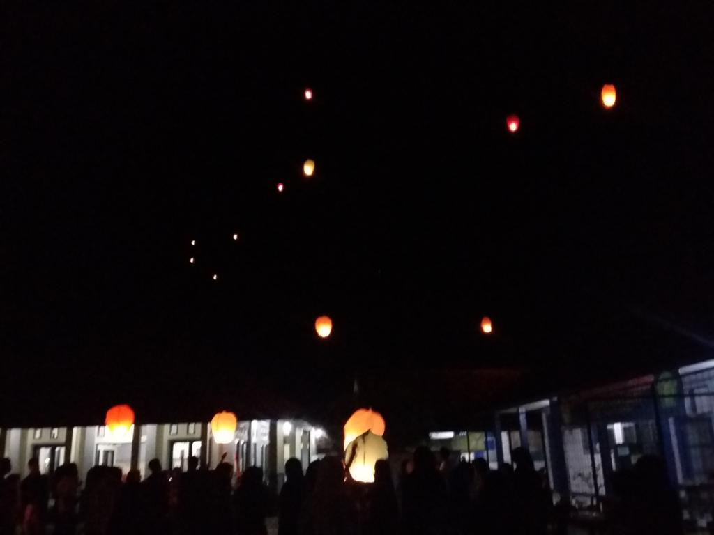 Semoga dg terbangnya lampion ini harapan kita bsa tercapai. Aamiinnn