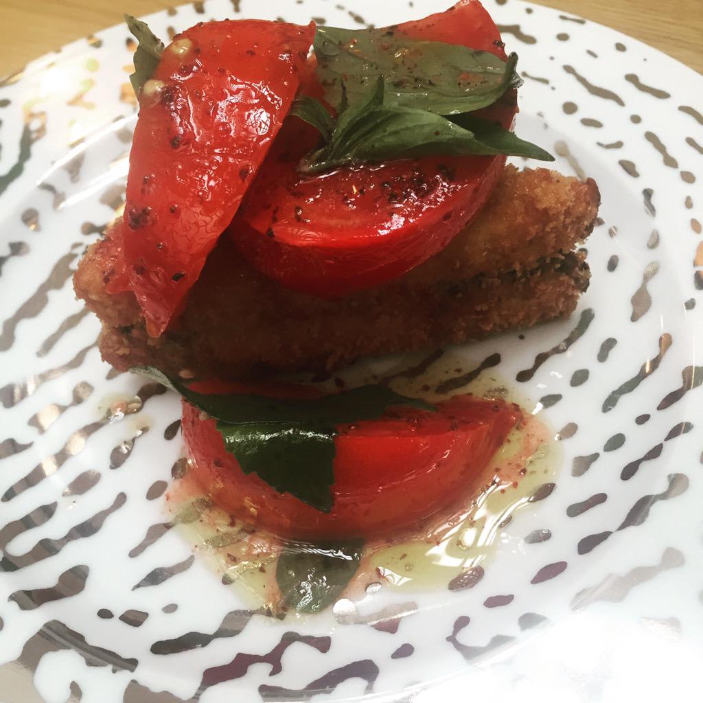JONATHANBLOT's tweet photo. Samoussasandwich tomates sumac et basilic thaï #brunch #acidemacaron #salondethe #jonathanblot #patisserie http://t.co/HzsgdQTp96