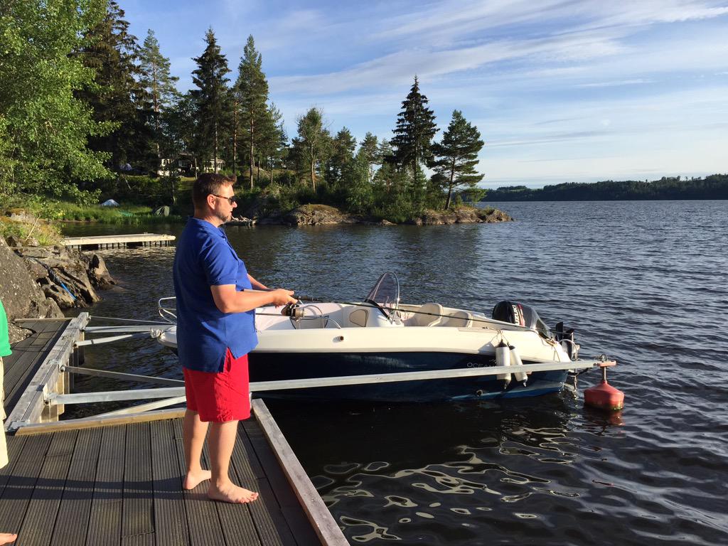 buern70's tweet photo. @PettersenLasse Lasse gjør ting han kan. #olebu #fiske #sommerfest http://t.co/Tmj0XwaVSE