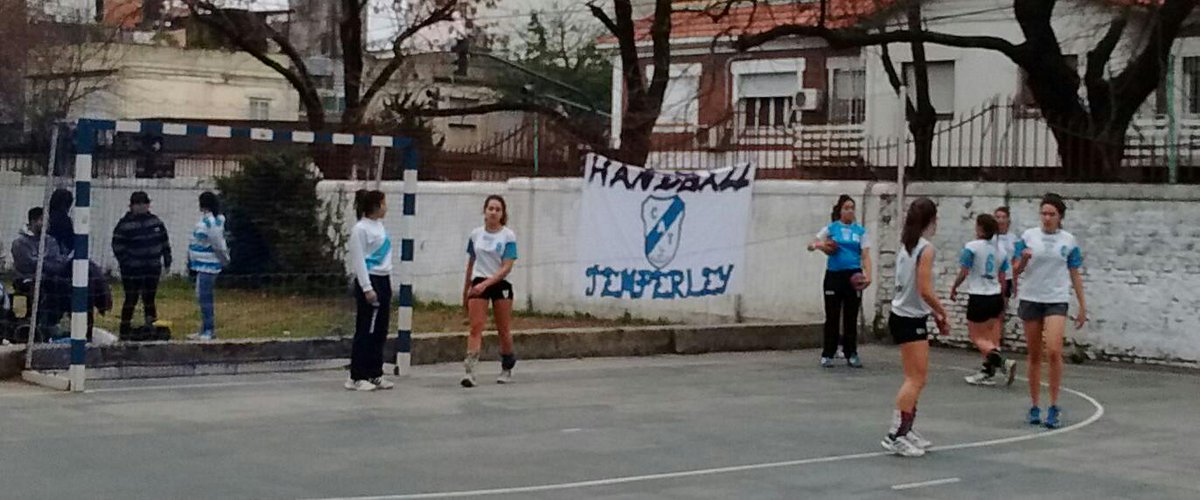 Final del primer tiempo las chicas ganan por 13-09 vamos Temperley!