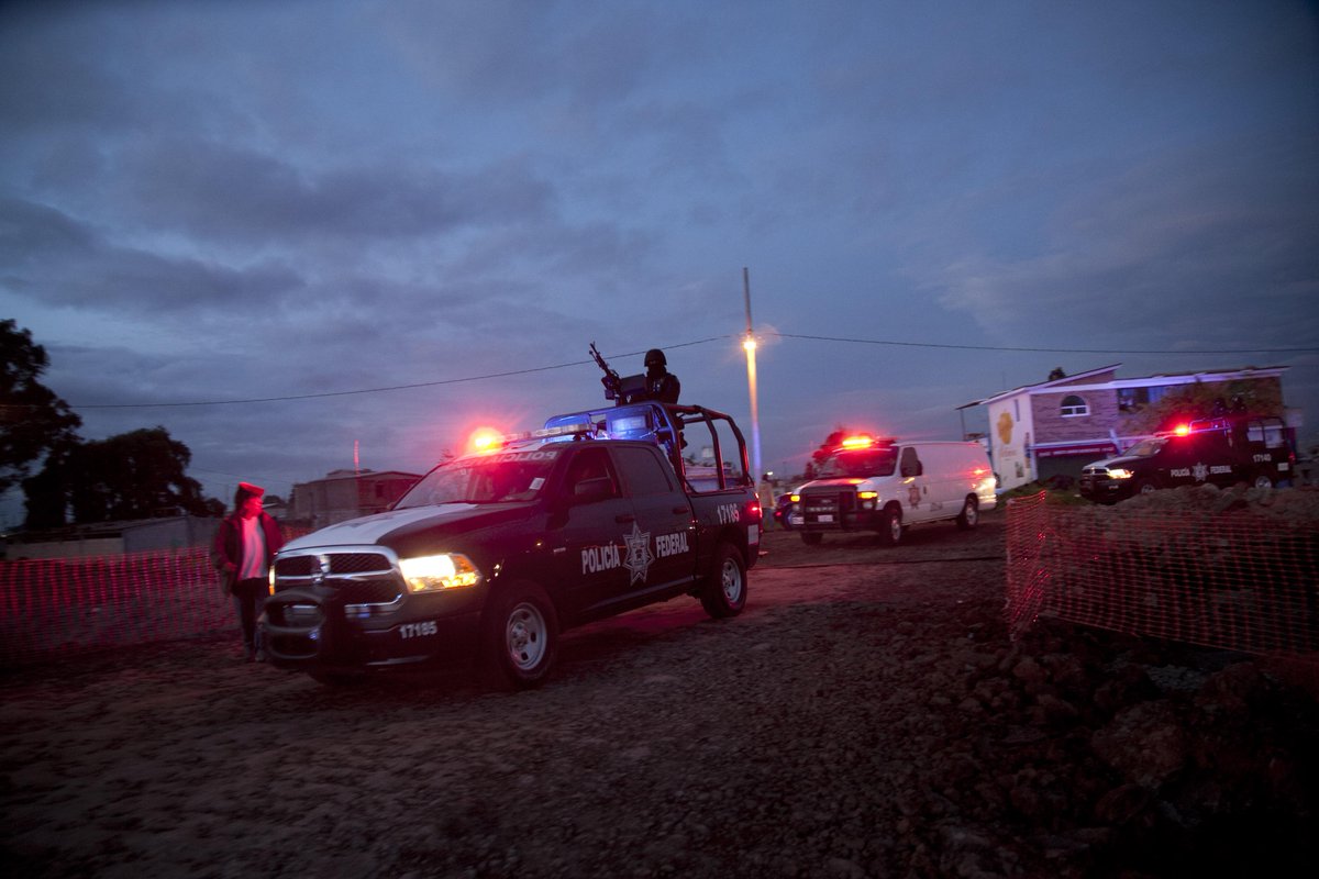 BuzzFeedNews's tweet photo. 18 jail employees are being questioned after the escape of a drug lord from a Mexican prison: http://t.co/VKb4yEpu0r http://t.co/CgpkV8uuUi