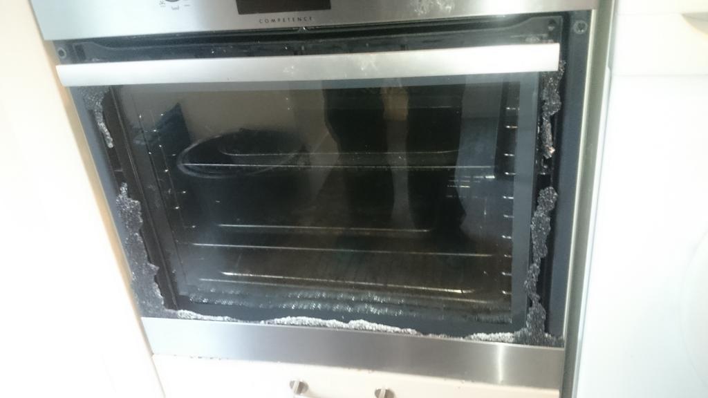 cccrouchy's tweet photo. So this just happened to our @aeg_uk oven door!! Exploded and shattered glass all over the kitchen! Luckily mum is ok http://t.co/UdWl39TpKj