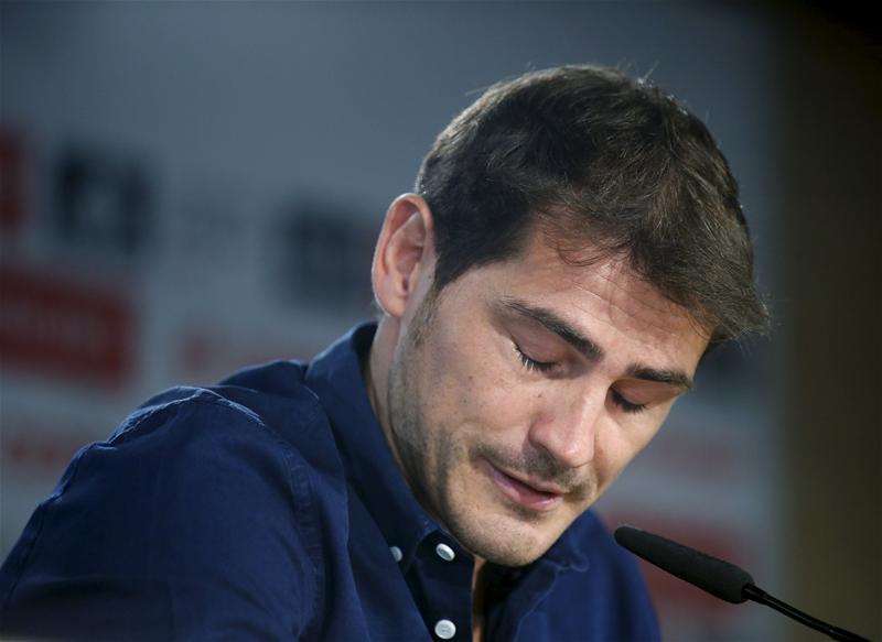 DeadlineDayLive's tweet photo. Iker Casillas has said an emotional goodbye to Real Madrid fans after agreeing a move to Porto. (Source: Sky Sports) http://t.co/KJMRVu7RR5
