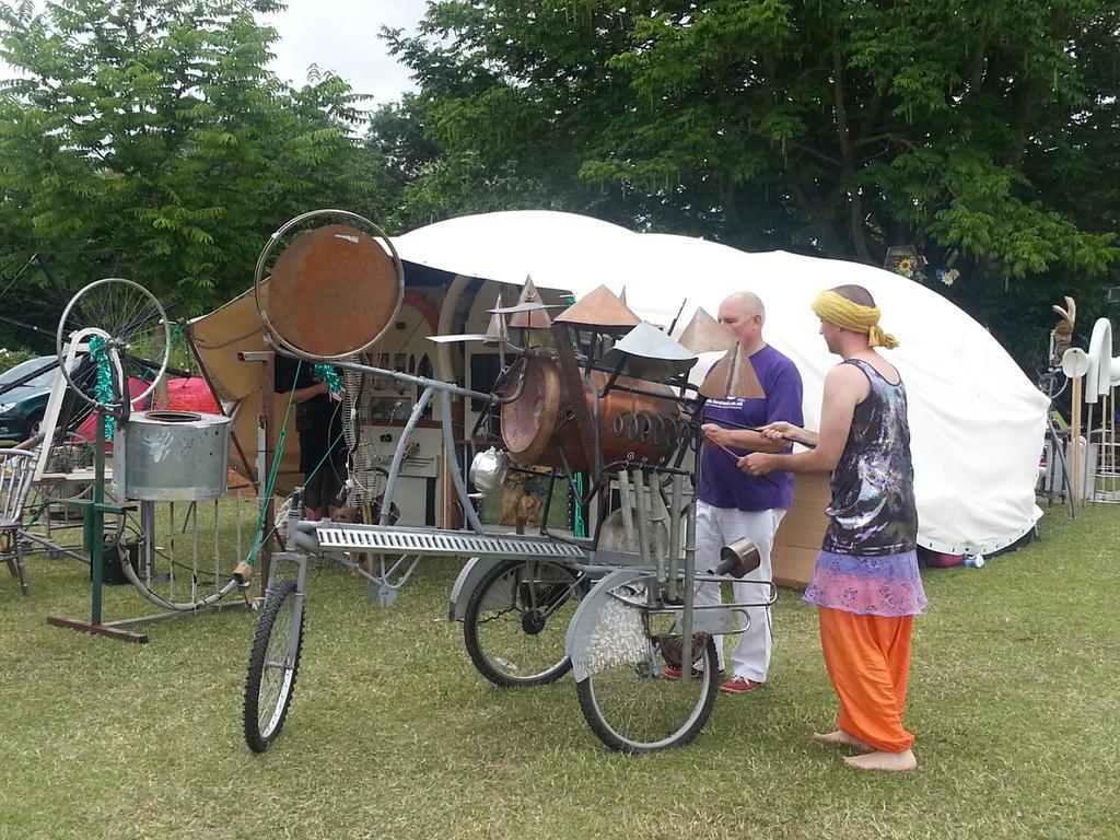 Having a fab time <a href="/CavershamFest/">Caversham Festival</a> Thanks to <a href="/Readipop/">Readipop</a> for organising such a good, free, local event! #rdg #rdguk