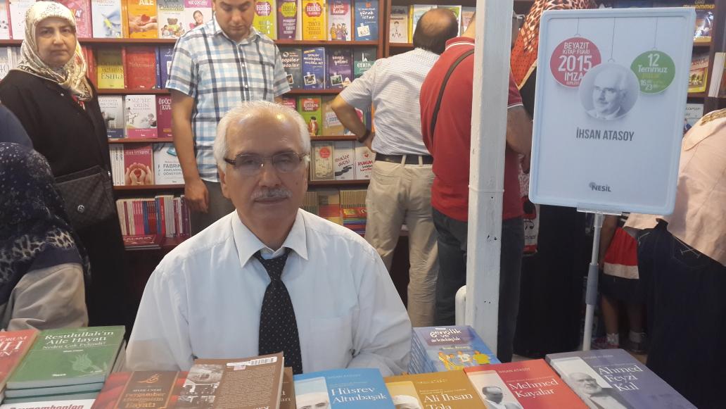 İhsan Atasoy şuan Nesil Yayınları standında kitaplarını imzalıyor.