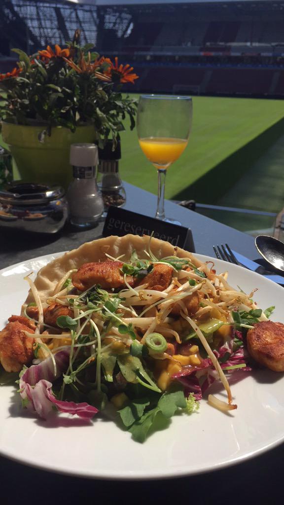 Roycovic's tweet image. vrijdag een heerlijk broodje gegeten met @DouweDeinum van @CRMexcellence in de @DeVerlenging. #crm #psv #pitchview