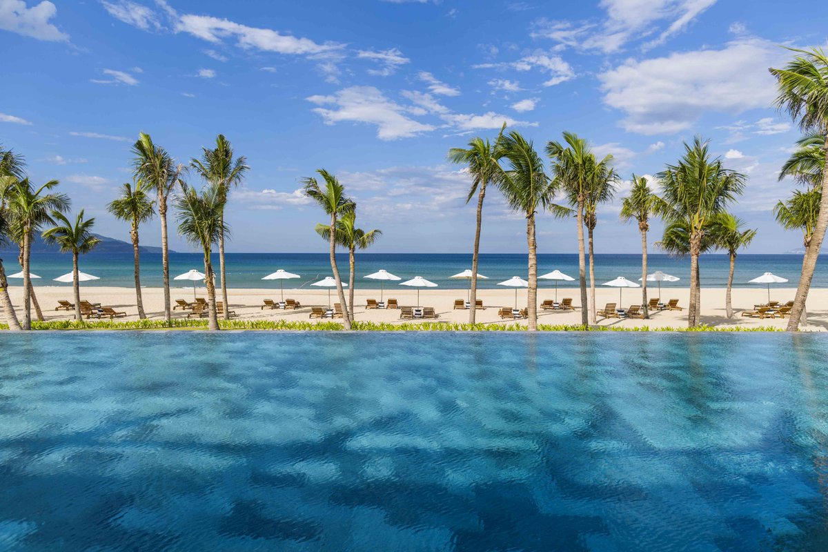 PremierResort's tweet photo. Cùng ngắm nhìn bãi biển Mỹ An xinh đẹp và nhăm nhi ly cocktail mát rượi ngay tại #Nautica #Beach #Club #chilling_time http://t.co/NANSpJOM4v