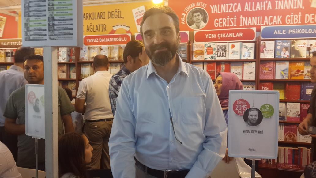 Senai Demirci şuan Nesil Yayınları standında kitaplarını imzalıyor.