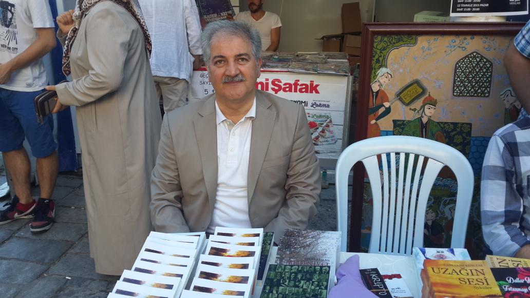 İbrahim Özgün şuan Akıl Fikir Yayınları standında kitaplarını imzalıyor.