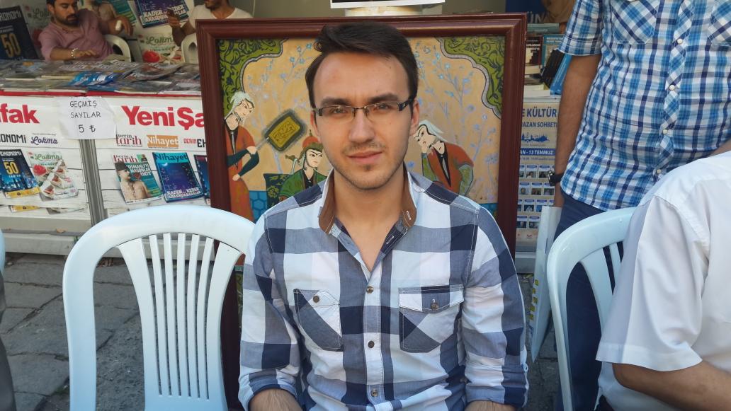 Enes Faruk Sevgilioğlu şuan Akıl Fikir Yayınları standında kitaplarını imzalıyor.