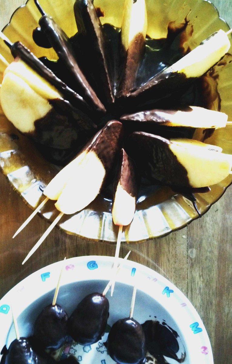 DonnaHersbatik's tweet photo. Kids Chocolate Fondue comes with fresh appleas and strawberries. Anak anak ga suka..Jiiiaaahhh. http://t.co/PSNDEeGE1v