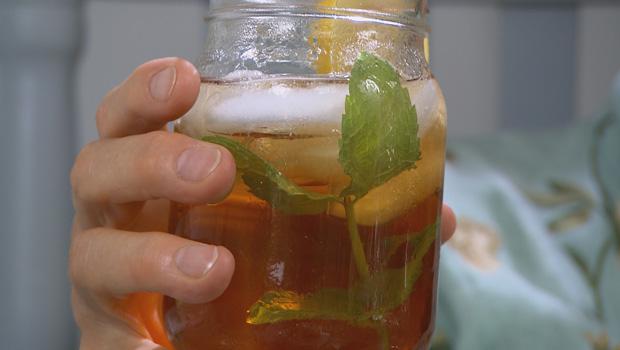 CBSNews's tweet photo. Americans consume 3B gallons of iced tea a year; Here's how you're supposed to drink it http://t.co/Xs2UetKbml http://t.co/IpT6pt4nrt