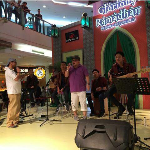 Buat para grafity n thoriqers Graduate band malam ini ada di plaza semanggi,ada thoriq!!thx all