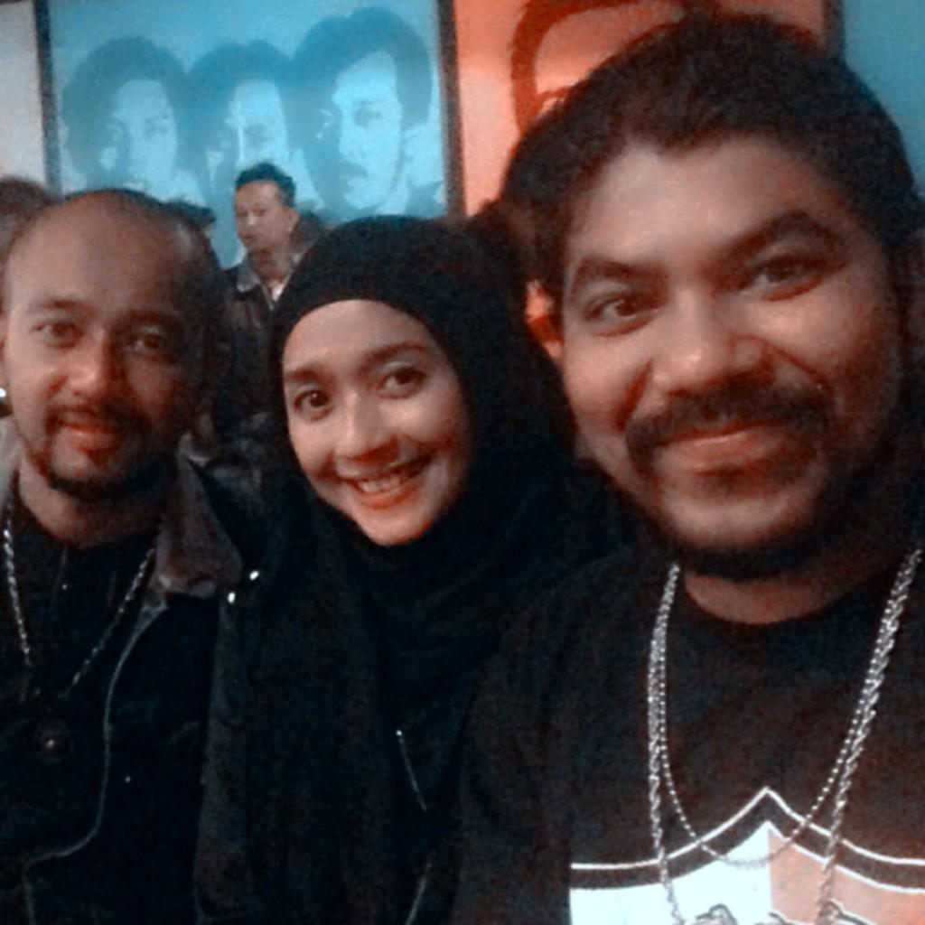 gerda_best1's tweet photo. Diapit preman &amp; penodong @bukber preman pensiun- bdg☺😊😉@nizaar_ibrahim http://t.co/yh6KUZcVh0