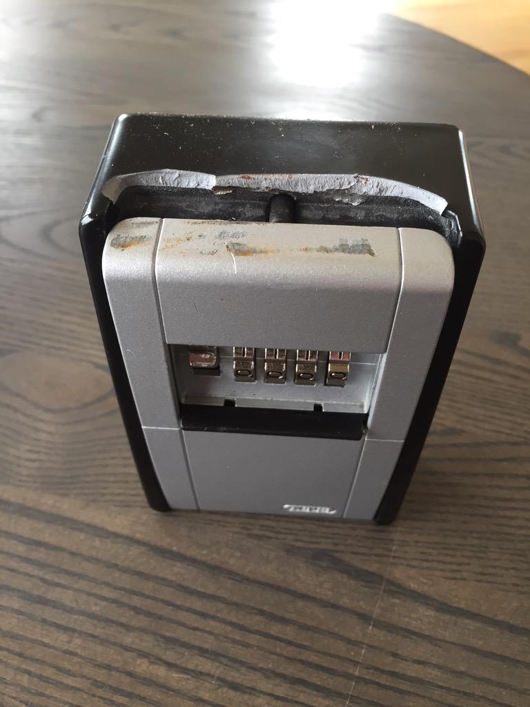 JanArneKlogh's tweet photo. Med hammer og meisel fikk jeg hurtig tilgang til ute-nøklene mine. 
Snakk om falsk trygghet.
#ABUS nøkkelskap. http://t.co/rlkD2VkX4r