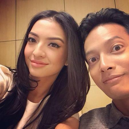 Alisnya (alis yg kiri sama.. naik keatas gitu wkwk), hidungnya, senyumnya, kenapa bisa samaan gitu yaaaa? 😂😝