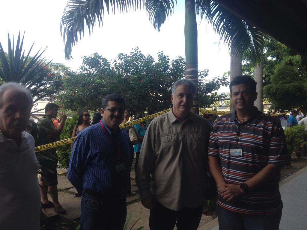 FCU_UC's tweet photo. @ivanFCU_UC, @pabloaure y @BenitoHamidian apoyando al decano @davidrutman en la aplicación de la PAI de la  FCJP http://t.co/tn4CN2Yn2Q