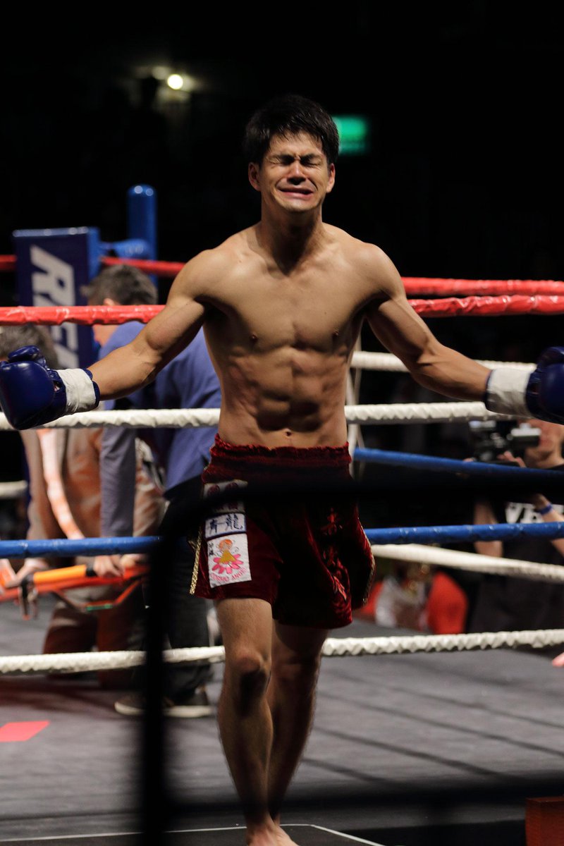 ThingsBrokenIn's tweet photo. 何度も雄叫びを上げて、勝った喜びを爆発させていた中村選手。激勝というにふさわしい、結末でした。
#REBELS37 http://t.co/WyXrlpOgGw
