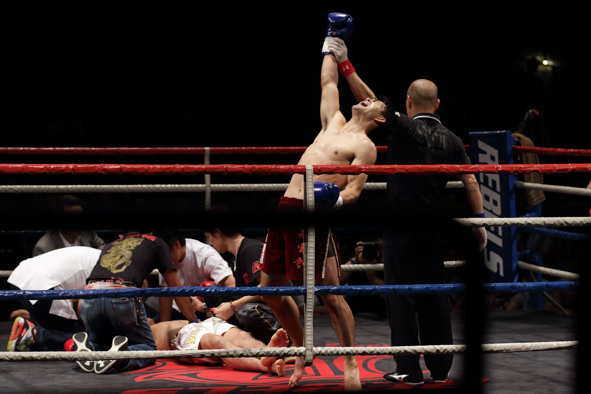 ThingsBrokenIn's tweet photo. 何度も雄叫びを上げて、勝った喜びを爆発させていた中村選手。激勝というにふさわしい、結末でした。
#REBELS37 http://t.co/WyXrlpOgGw