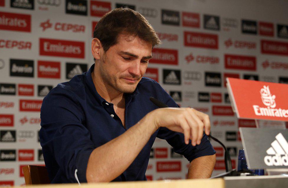 FotografiAS_AS's tweet photo. Iker Casillas se emocionó en su despedida
http://t.co/LpvlWBpoxm
#GraciasCasillas #FotogaleríAS http://t.co/GQCC6Hu0Ta