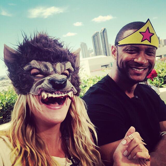 This pic still keeps making me laugh <a href="/katiecassidy/">katie cassidy</a> <a href="/MzKatieCassidy/">Katie Cassidy</a>
<a href="/davidpaulramsey/">David</a> #SDCC … ift.tt/1eTe4Hb