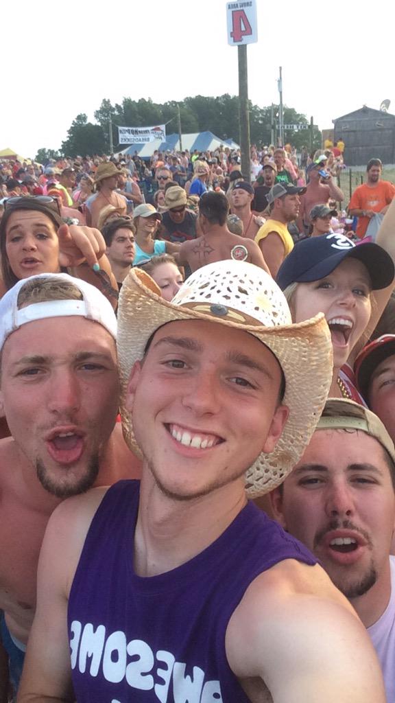 usi_possums's tweet photo. 20 compliments, 10 drunks trying to bum for my shirt, and countless of pretty women. Well represented this weekend. http://t.co/92AJj46zh6