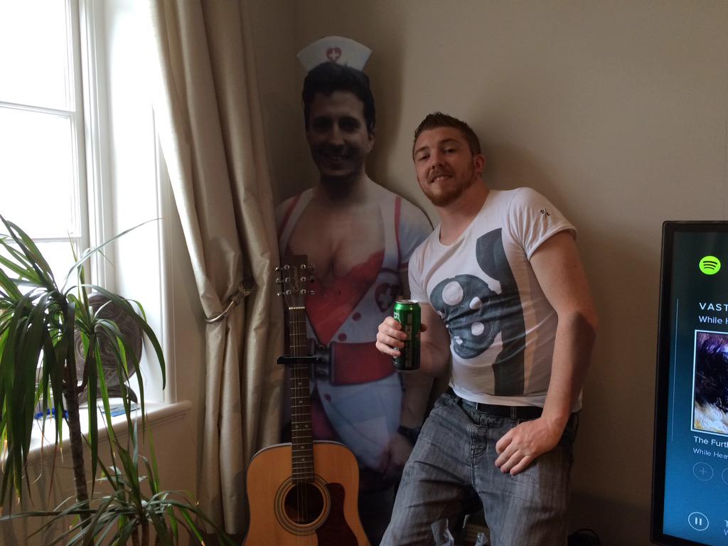 Paticuus's tweet photo. Hanging with my bro and sexy flat jack #flapjack #alec #AlienSharks #ChaosTrigger http://t.co/ziviyQPVU9