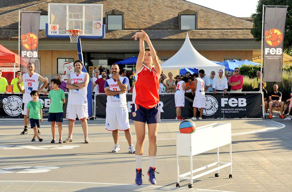 UniversoMujer18's tweet photo. ¡@martiita44ganó ayer el concurso de triples a 55 jugadores en la @SalmesCup! Lástima, hoy no pudo repetir la gesta. http://t.co/sLjAfaYBwa