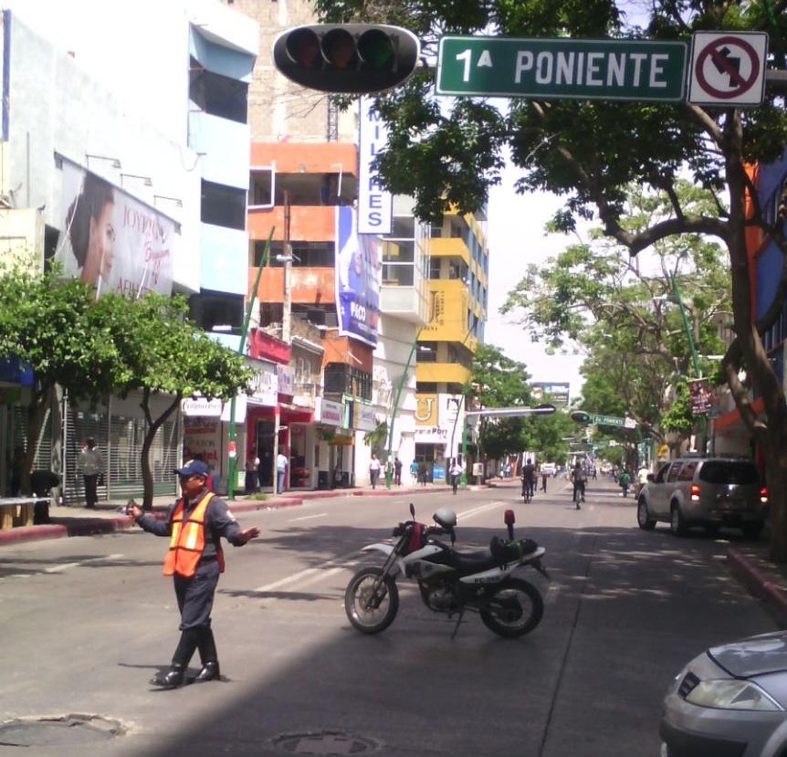 SSPyTMTuxtla's tweet photo. Tránsito municipal haciendo labor vial sobre avenida central por Tuxtla Recreativo. Respete las indicaciones. http://t.co/iVcM36IBmq