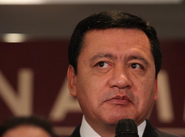 Pajaropolitico's tweet photo. #LoÚltimo: Por fuga del Chapo, Osorio Chong suspende visita a #Francia y regresa a México http://t.co/EboSyd4eOx http://t.co/p93etlui0w