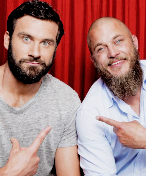 TravisFimmelFR's tweet photo. Clive Standen &amp; Travis Fimmel au Comic Con pour Tv Guide. http://t.co/eewJknLc9e