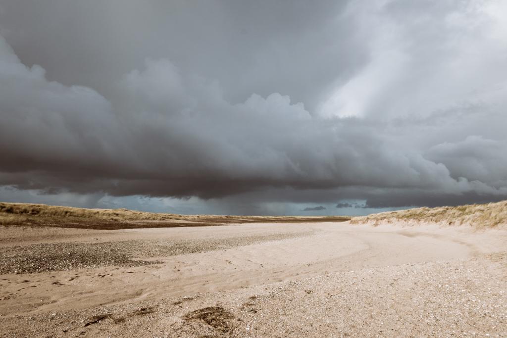 LMartlab's tweet photo. so #cloudy #Normandie #seaside http://t.co/sbwH7A9LxH