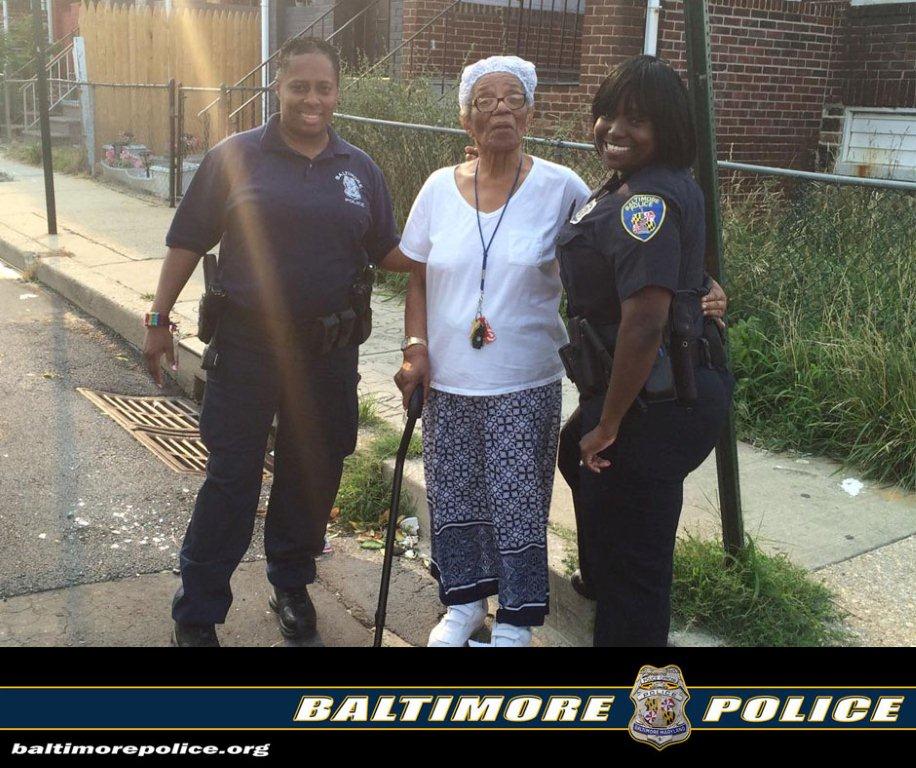 BaltimorePolice's tweet photo. Patrolling Baltimore Streets on foot 🚶. Building a stronger💪bond with the community. 1Baltimore #communitypolicing http://t.co/xsgvbASiAs