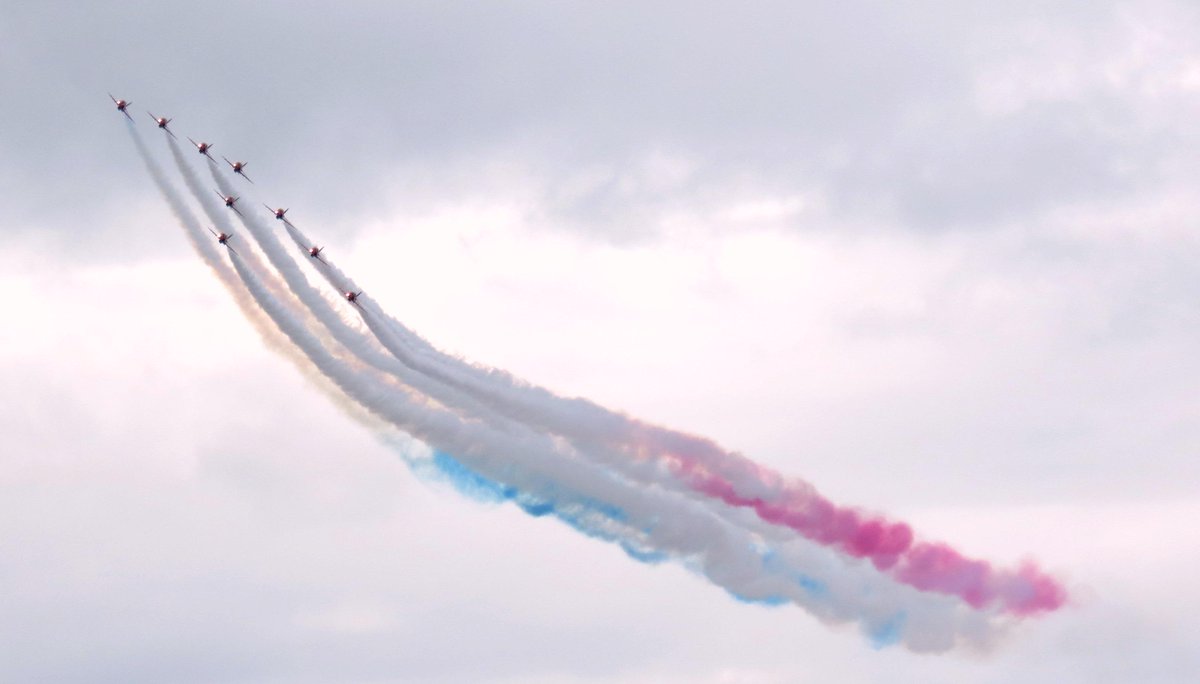 Richie_Hammond's tweet photo. The brilliant Red Arrows over #Swansea today http://t.co/hQYuusLSG4