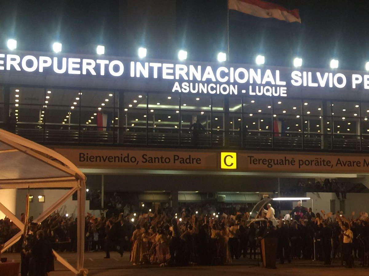 PapaEnPy's tweet image. Con lágrimas en los ojos, reciben al Papa Francisco en el aeropuerto, donde ya le espera listo su avión #PapaEnPy