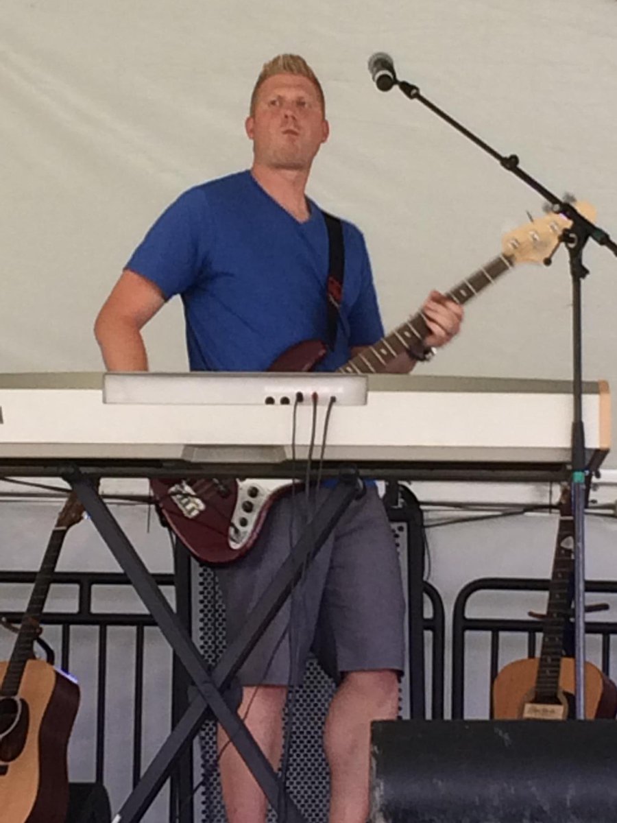 BYUDichotomy's tweet photo. .@sput_nick rockin' base guitar and keyboard at the same time. I see you. http://t.co/idaedF3CA7