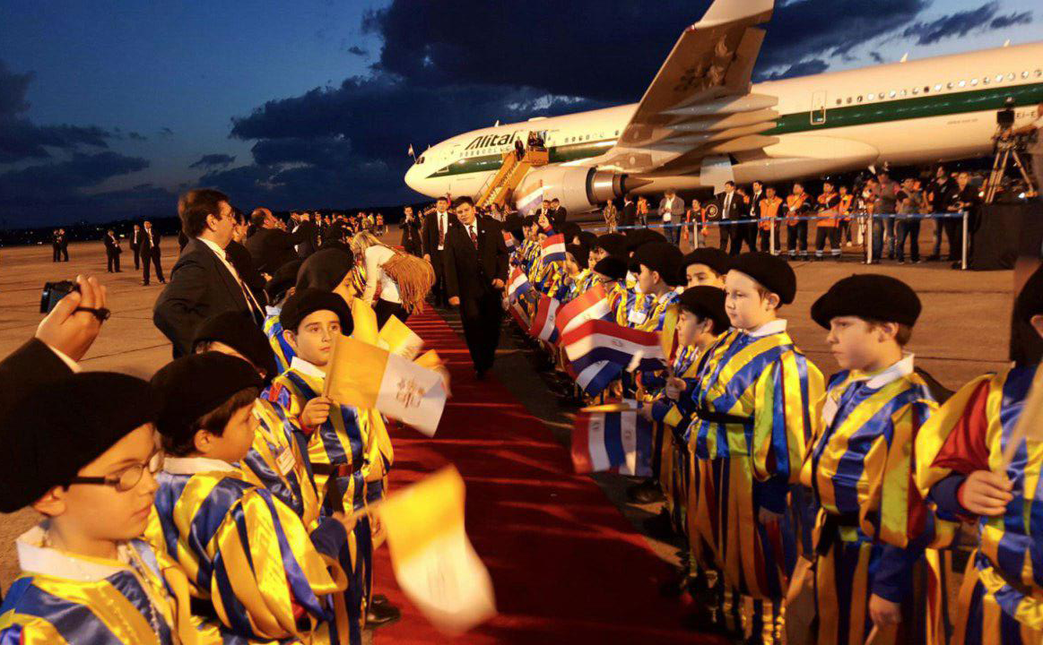 PapaEnPy's tweet image. Un cordón de niños vestidos de Guardia Suiza despiden al Santo Padre #PapaEnPy