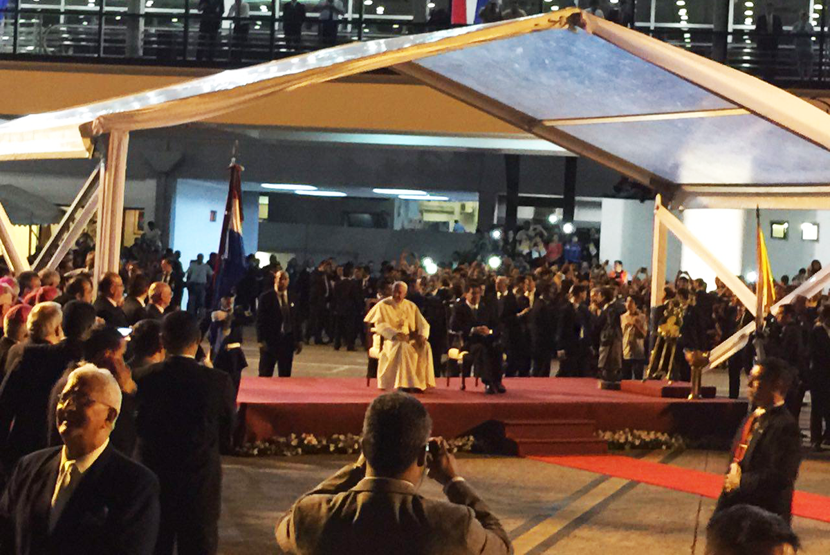 PapaEnPy's tweet image. El coro Mbyá Guaraní de Itapua homenajea al Papa con cánticos, antes de su depegue #PapaEnPy