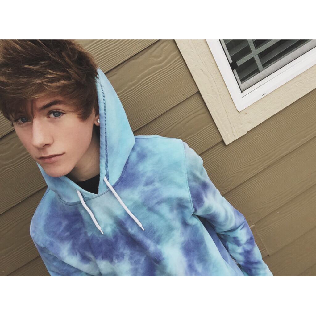 <a href="/FxckingSxmeone/">Harry</a> MINE😍😘💛💙💜💚❤