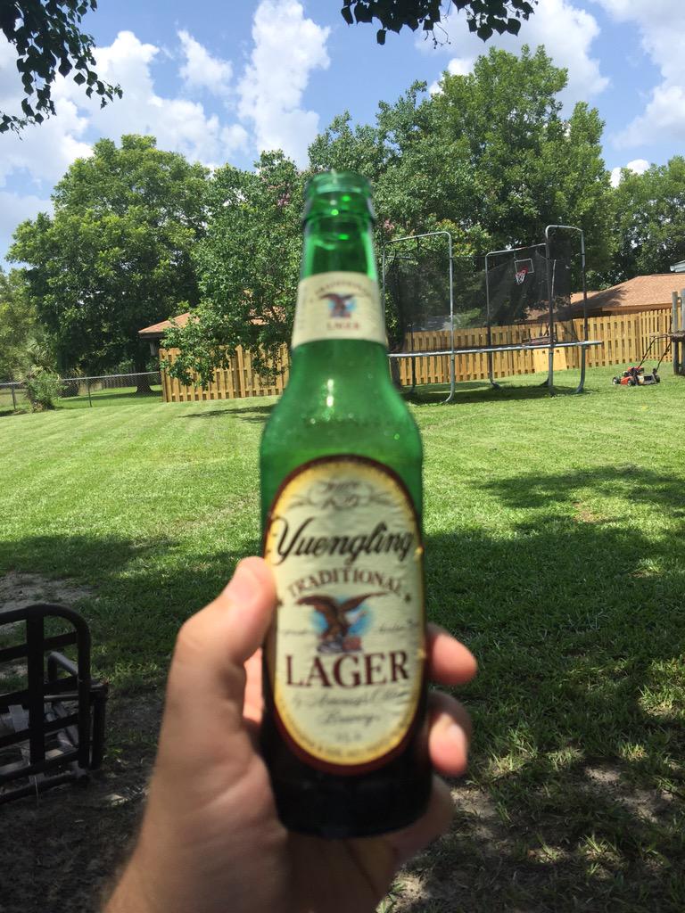 weaselrockin's tweet photo. Cheers  @Yuengling_Beer 🍻 #yuengling #beer #AmericasOldestBrewery #BackyardBreak http://t.co/wmcF94FT1L