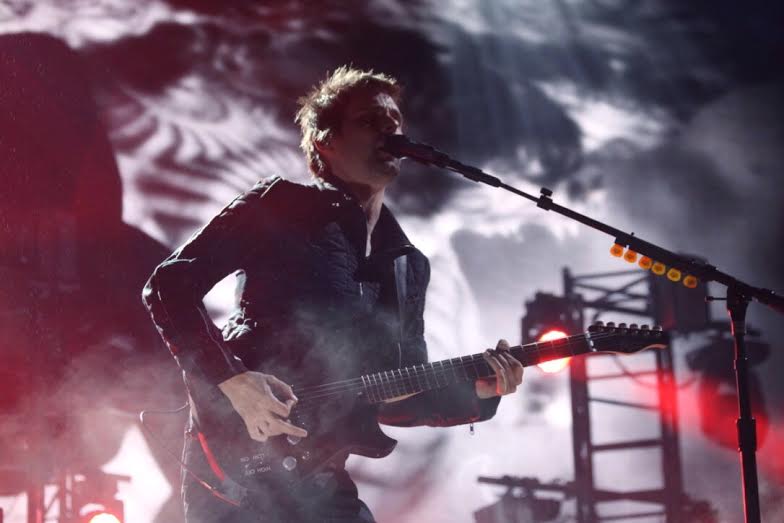 Bilbao tiembla con la violencia infinita de Muse cort.as/UmCo Crónica de su concierto en <a href="/bilbaobbklive/">Bilbao BBK Live</a>