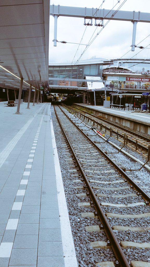 hendriks74's tweet photo. @U_centRaal en Van Ooijen druk in de weer om morgenochtend het 8ste perron open te stellen voor de Reizigers @ProRail http://t.co/AfYOp0NdGM
