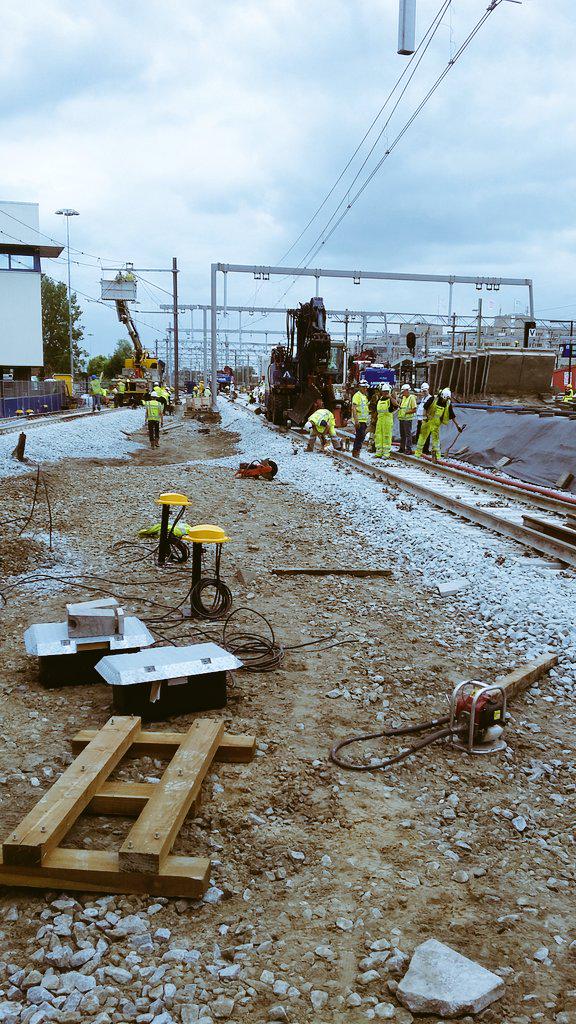 hendriks74's tweet photo. @U_centRaal en Van Ooijen druk in de weer om morgenochtend het 8ste perron open te stellen voor de Reizigers @ProRail http://t.co/AfYOp0NdGM