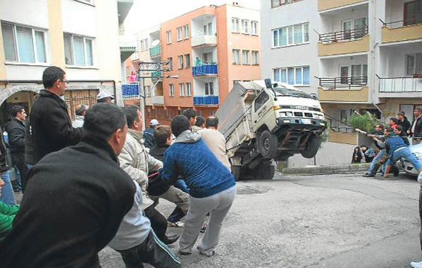 lpg taktırmak istemeyen kamyon çıldırdı. çevresine saldıran araç güçlükle yatıştırıldı