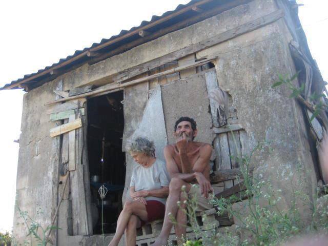 somosmasnet's tweet photo. Hoy #TodosMarchamos #Apariciones13M #CubaDecide que mientras ellos viven en mansiones nosotros vivimos n bohios #Cuba http://t.co/6kikTCMWWd
