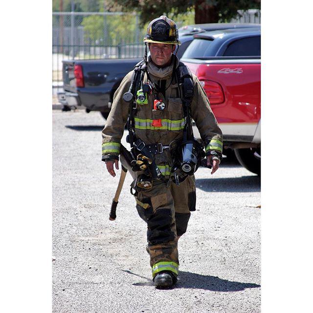 AFireStation's tweet image. Found this cool photo, not mine #kerncountyfiredepartment #kerncountyfire #kerncounty #engine41 #truck41 #engineer …